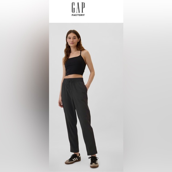 GapFit Tapered Runaround Pants- Like NEW - Picture 2 of 8